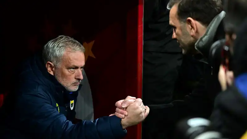 Jose Mourinho ve Okan Buruk: Tarihi Derbide Koltukların Sesi Yükseliyor
