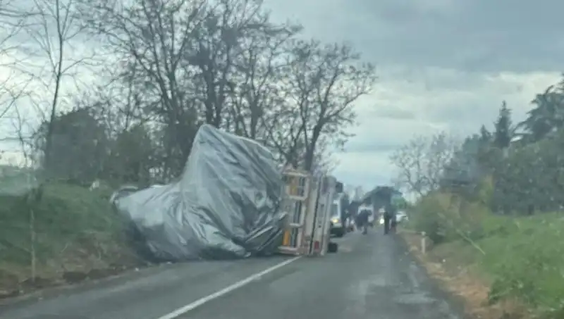 Tekirdağ'da Saman Yüklü TIR Devrildi: Olayın Ayrıntıları ve Sonuçları