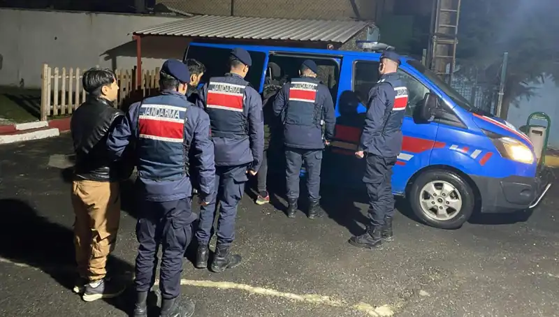 Edirne'de 17 Düzensiz Göçmen Ele Geçirildi: Yolculuklarının Ardındaki Hikaye Ne?