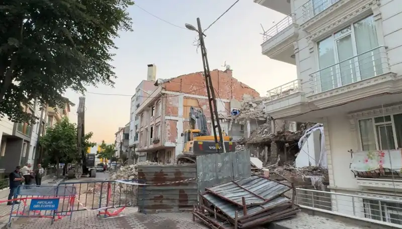 Yıkım Alanında Fırtına! Elektrik Kabloları Koptu, İki Sokak Karanlıkta Kaldı