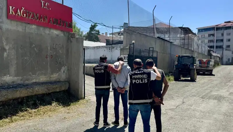Kars'ta Uyuşturucu Operasyonu: Emniyetten Şok Baskın ve 2 Tutuklama