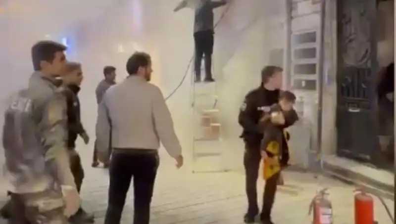 Beyoğlu'nda Büfede Çıkan Yangında Çocuk Kurtarıldı: 3 Saatlik Kurtarma Operasyonu