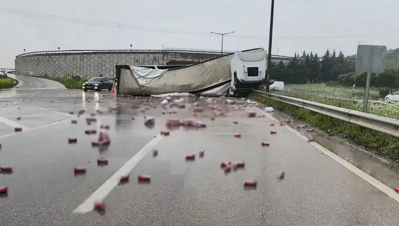 TIR Devrildi, Yola Saçılan İçkilerin Görüntüleri Olay Yarattı