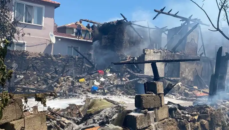 Kırklareli'nde Yangın Felaketi: İtfaiye Eri Yaralandı, Mahallede Panik Hâkim