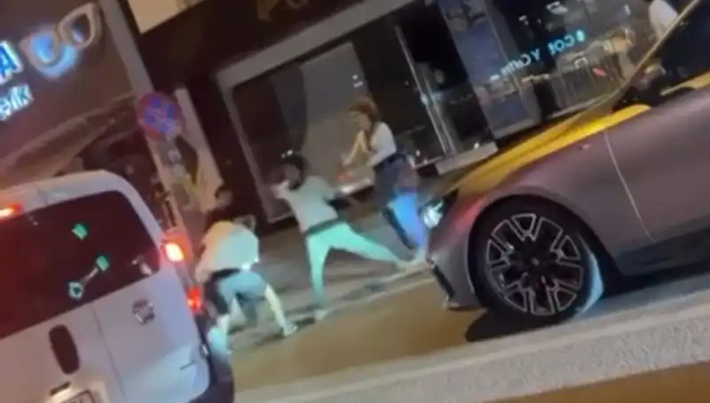Cadde Boks Ringine Dönüştü: Şehrin Merkezinde Yumruklar Uçuştu