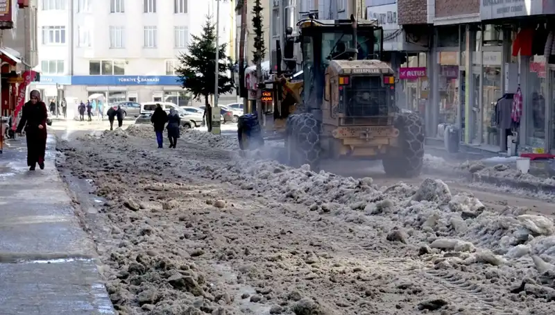 Sarıkamış’ta Kış Manzaraları: Kar ve Buzlar Temizleniyor