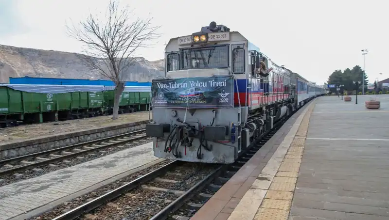 Van ile Tahran Arasında Tarihi Tren Seferleri Başladı