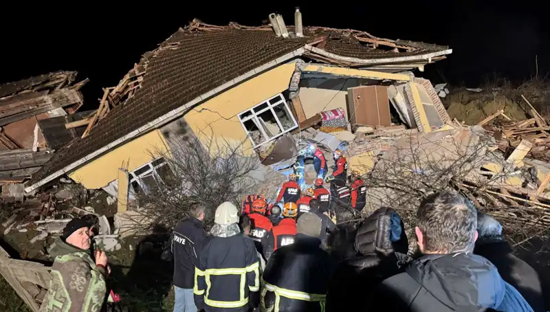 Sinop'ta Heyelan Felaketi: 3 Ev Yıkıldı, Hayatlar Alt Üst Oldu