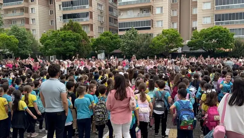 Öğrencilerden Öğretmenlerine Unutulmaz Anneler Günü Sürprizi