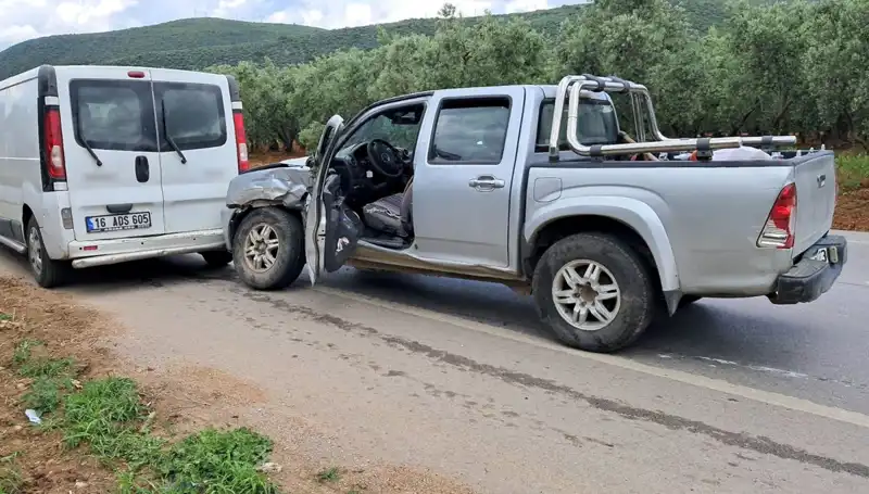 Bursa’da Minibüs ile Kamyonet Çarpıştı: Kazanın Ardındaki Gerçekler