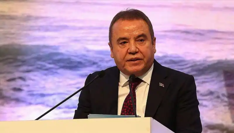 Antalya'nın Lideri: Muhittin Böcek'in Hayatı ve Başarıları