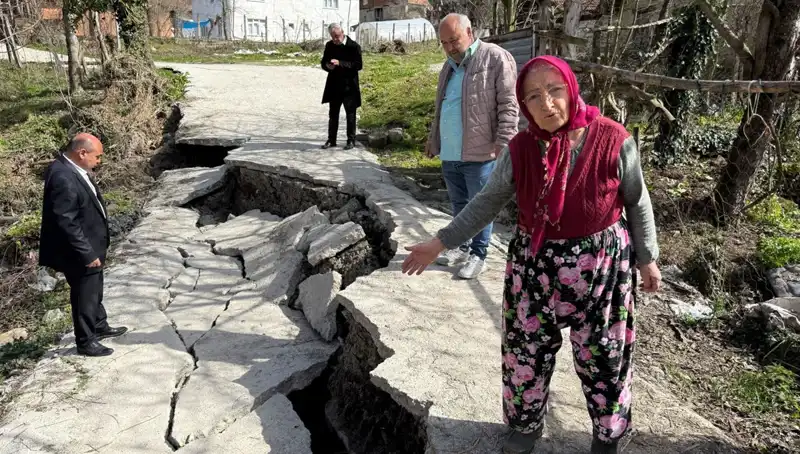 Heyelan Alarmı: Mahallede Yol Çöktü, 130 Hane Tehlikede!