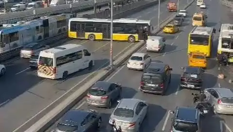 İETT Otobüsü Trafiği Kilitledi: İki Araca Çarpma Kazası