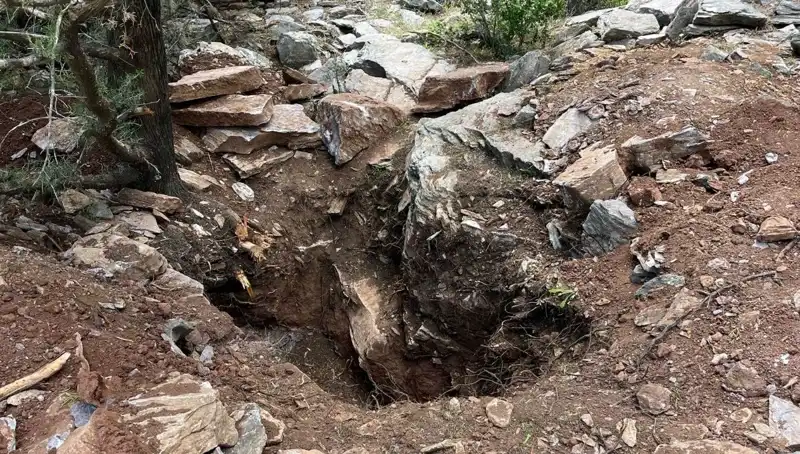 Eski Vali ve Emekli Albay Define Ararken Yakalandı: Olayın Detayları