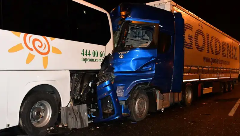 Tur Otobüsü Tırla Çarpıştı: 13 Kişi Yaralandı, Olayın Perde Arkası