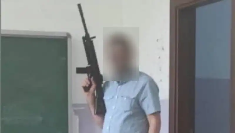 Okul Müdür Yardımcısı Tüfekle Poz Verince Ne Olacak? Soruşturma Başlatıldı!