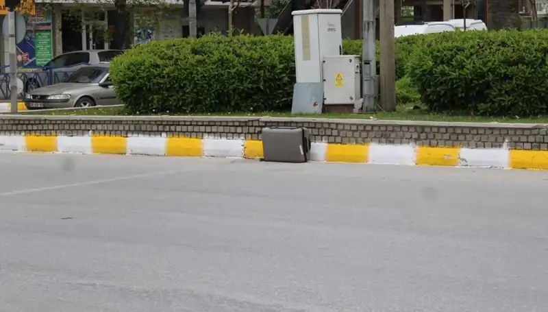 Minibüsten Düşen Valiz, Polisin Gizemli Bir İhbarı Takip Etmesine Neden Oldu