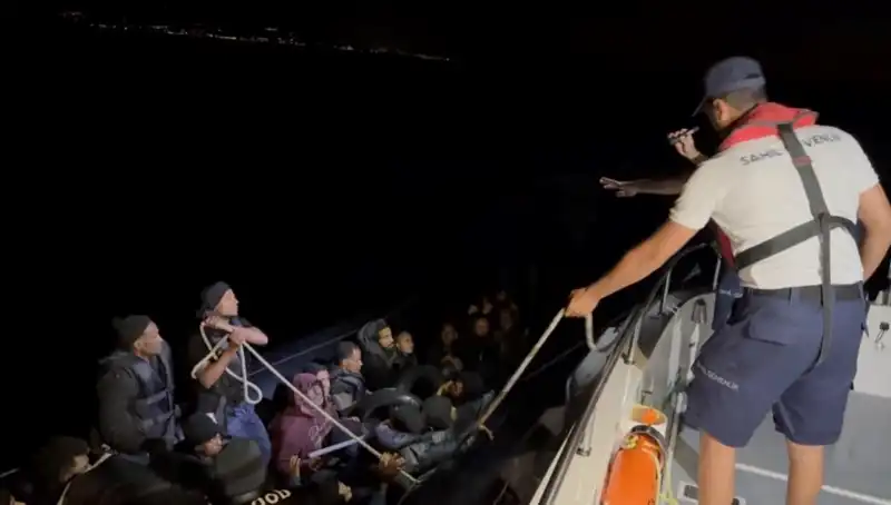 Çeşme'de Denizde Süzülen 42 Kaçak Göçmen Kurtarıldı