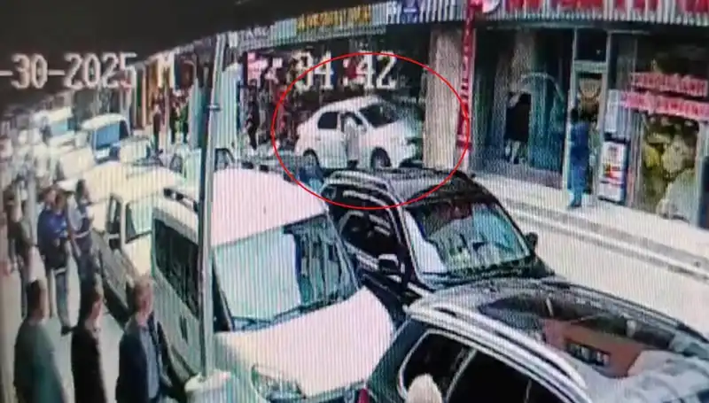 Alkollü Sürücü Mağazaya Daldı: İki Çocuk Son Anda Kurtuldu!