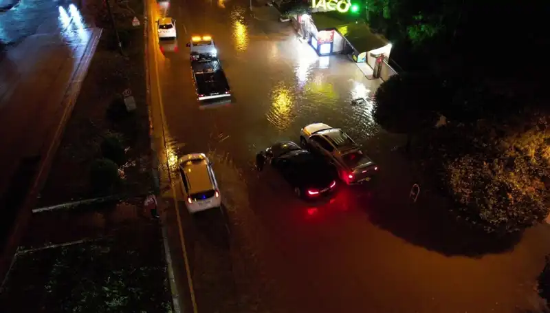 Adana'da Şiddetli Sağanak Yağış Cadde ve Yolları Su Baskınlarıyla Kapatıyor
