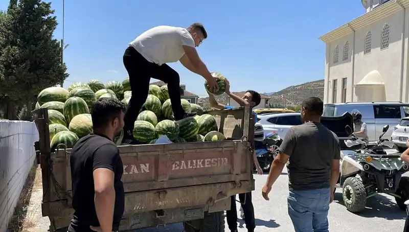 Yazın Sıcağında Dikkat Çeken İyilik: Karpuz Dağıtımına Doyamadık!
