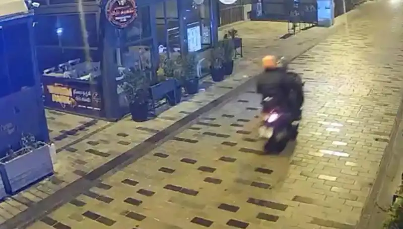 Gece Kulübüne Haraç Saldırısı: Torpillerle Korku Dolu Anlar