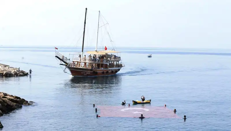 Denizde 15 Temmuz Anması: Unutulmaz Bir Gecede Sahil Camiaları Bir Araya Geldi