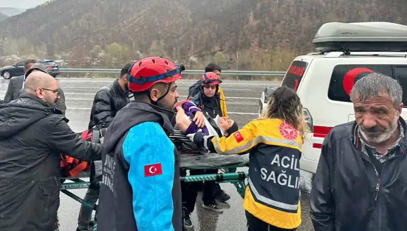 Otomobil İstinat Duvarına Çarptı: 5 Kişi Yaralandı, Kaza Anının Detayları