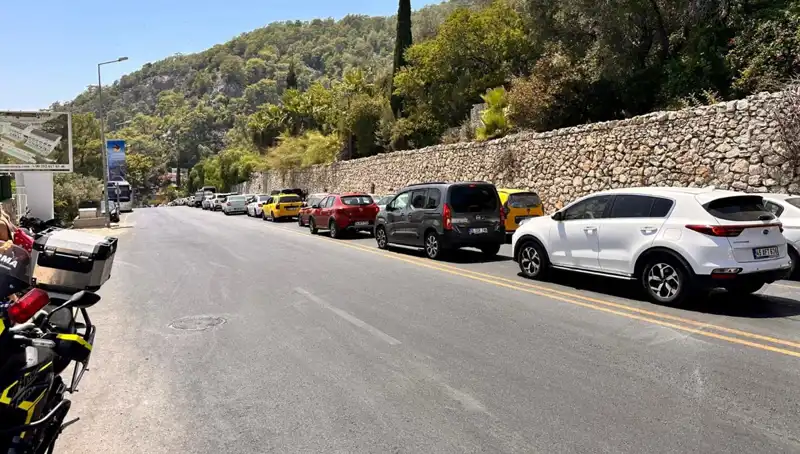 Fethiye-Ölüdeniz Yolunda Tatilci Yoğunluğu: Sıra Bekleyenler Üç Kilometreye Ulaştı!