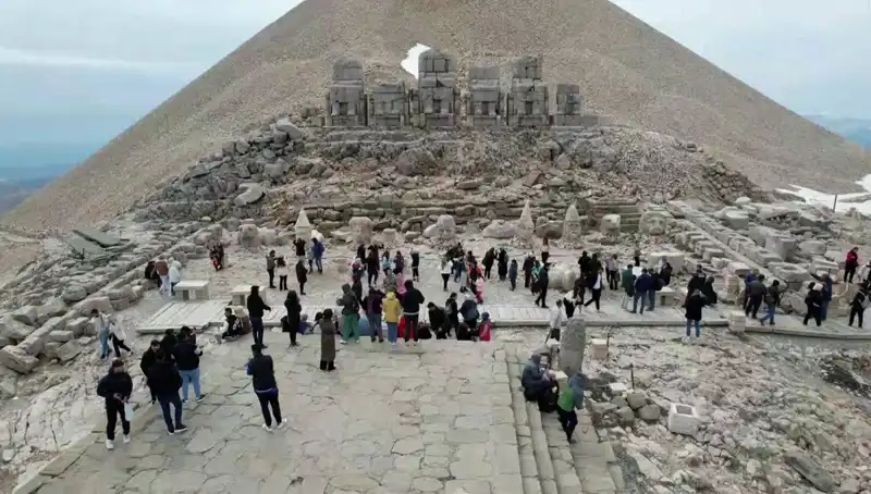 Bayramda Nemrut Dağı’na Akın: Ziyaretçi Rekoru Kırıldı