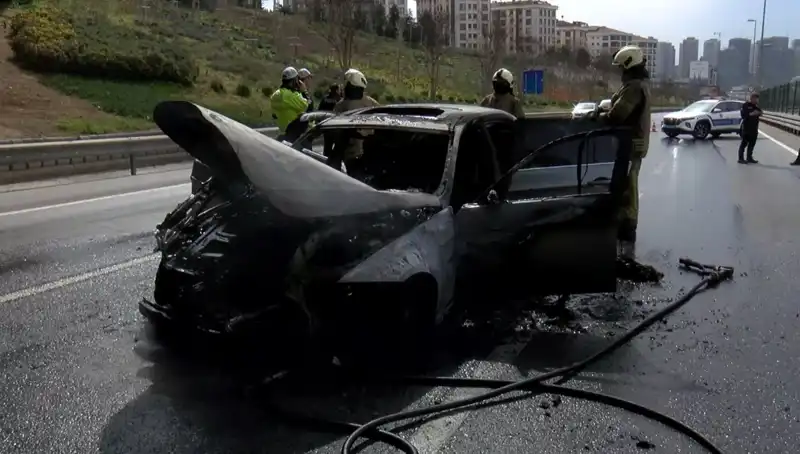 Alev Alev Yanan Otomobil, Küllerle Dolaşan Bir Hikaye