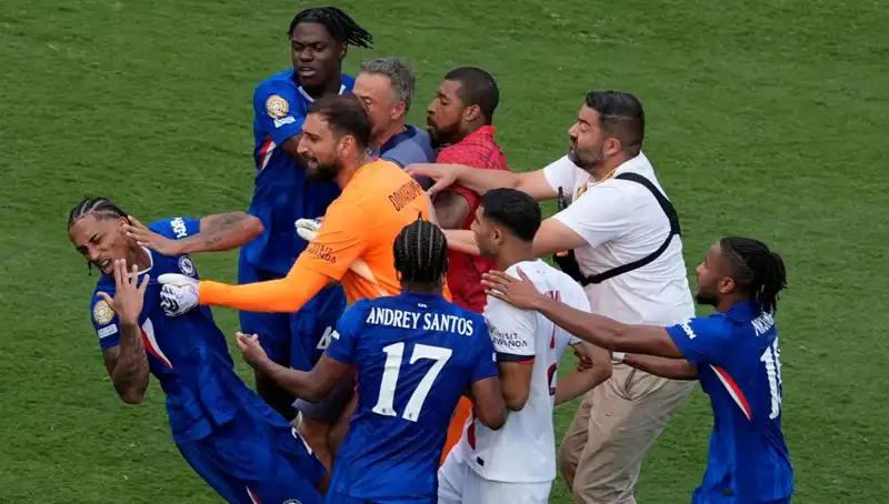 Dev Finalde Beklenmeyen Gerginlik: Teknik Direktör ve Futbolcu Arasında Yumruklu Kavga