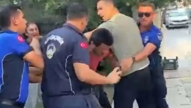 Seyyar Satıcıya Zabıta Tarafından Sokak Ortasında Dayak!