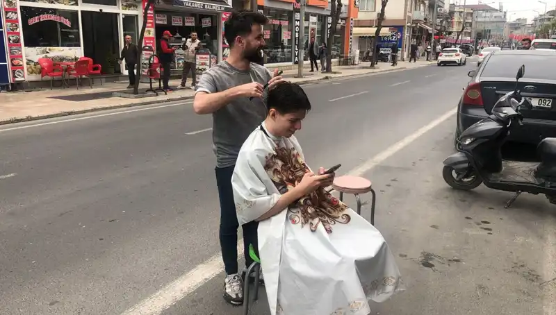 Deprem Esnasında Yarım Kalan Tıraşını Dışarıda Bitiren Adamın Hikayesi