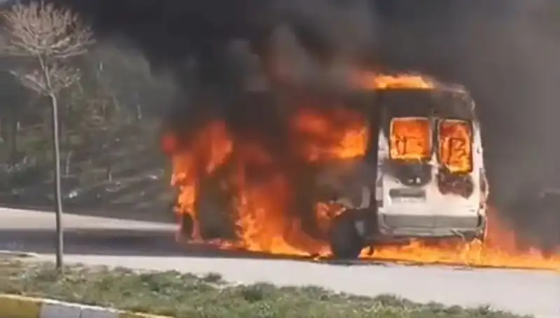 Havalimanındaki Servis Araçları Yangını Panik Yarattı