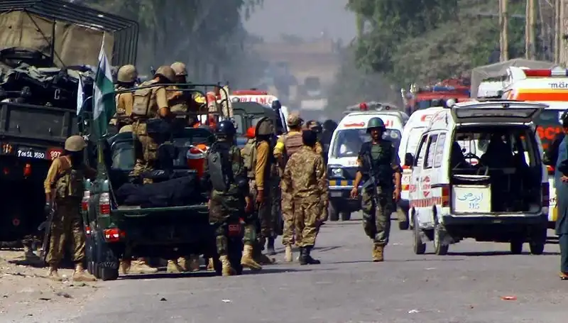 Pakistan'da Bombalı Saldırı: Güvenlik Görevlilerine Hızla Yönelen Tehditler