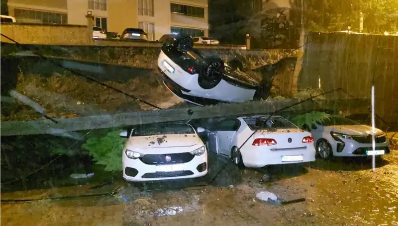 Şehir Merkezinde Yaşanan Hayati Tehlike: Duvar Çöktü, 4 Araç Pert Oldu!