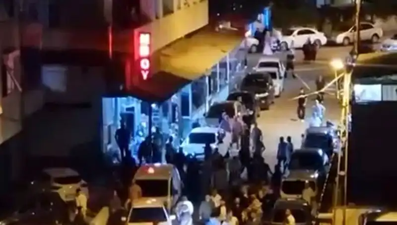 Düğün Kutlamasında Şok Anlar: Arabasıyla Kalabalığa Daldı