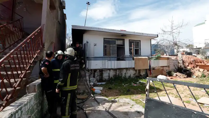 Antalya'da Gecekondu Yangını: Can Kaybı Olmadı, Maddi Hasar Büyük