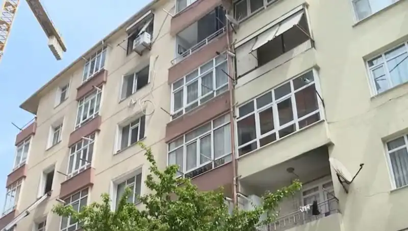 İstanbul'da Kolonları Patlayan Site: 96 Daire Acil Tahliye Edildi!
