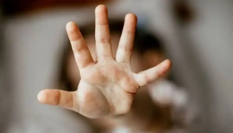 Uygunsuz Görüntü Paylaşan Şüpheli Gözaltına Alındı: Aileler Ne Yapmalı?