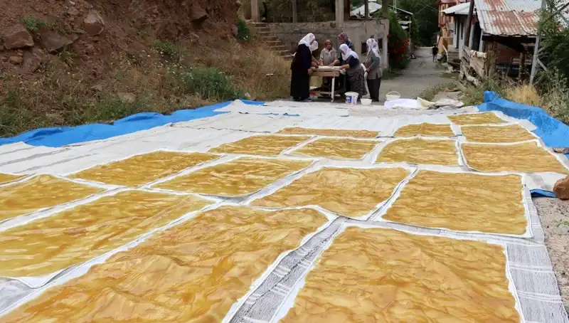 Kış Sofralarına Sıcaklığa Saran Gelenek: Dev Kazanlarda Odun Ateşiyle Hazırlanan Lezzetler