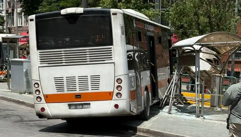 Belediye Otobüsü Tramvay Durağına Dalınca Ne Oldu?