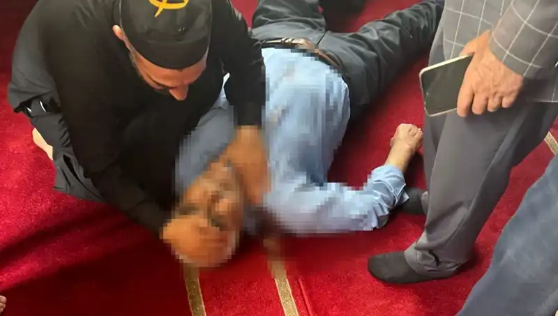 Camide Namaz Kılarken Şok Edici Bıçaklama Olayı: Detaylar Ortaya Çıktı