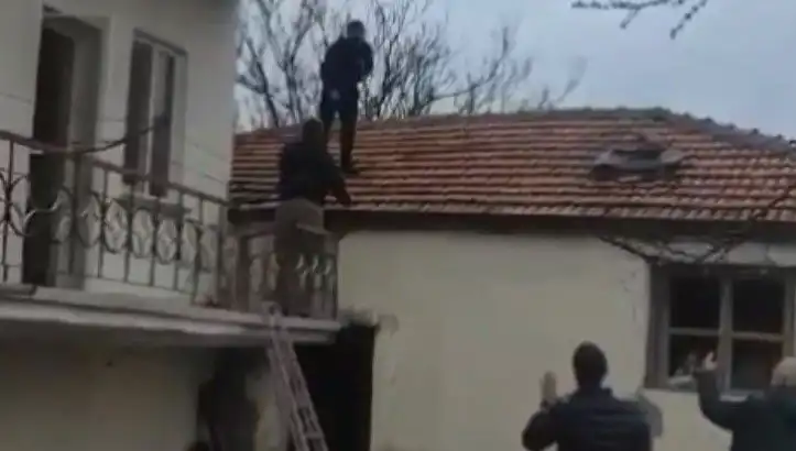 Polis Çatıda Kıstırdığı Şüpheli: "10 Yıl Yattım, Bir Daha Yatamam!"