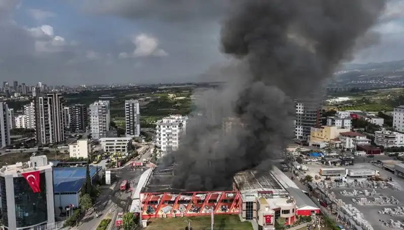 Mersin'de Yangın Felaketi: TOMA’ların Müdahale Ettiği Fabrika Alev Alev Yandı