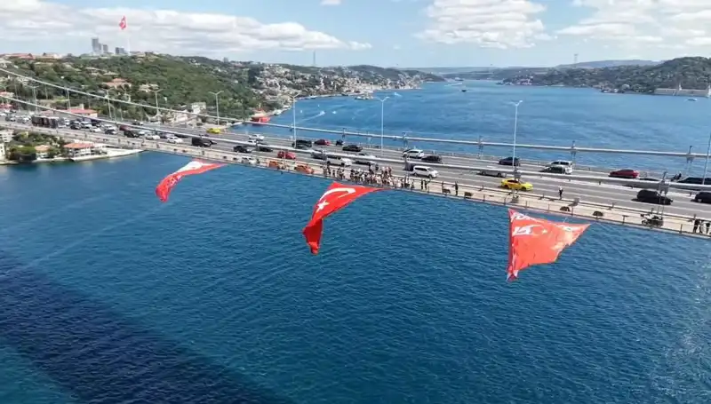 Türkiye’nin İsim Hakkı: Dev Türk Bayrağı Köprüde Dalgalanıyor