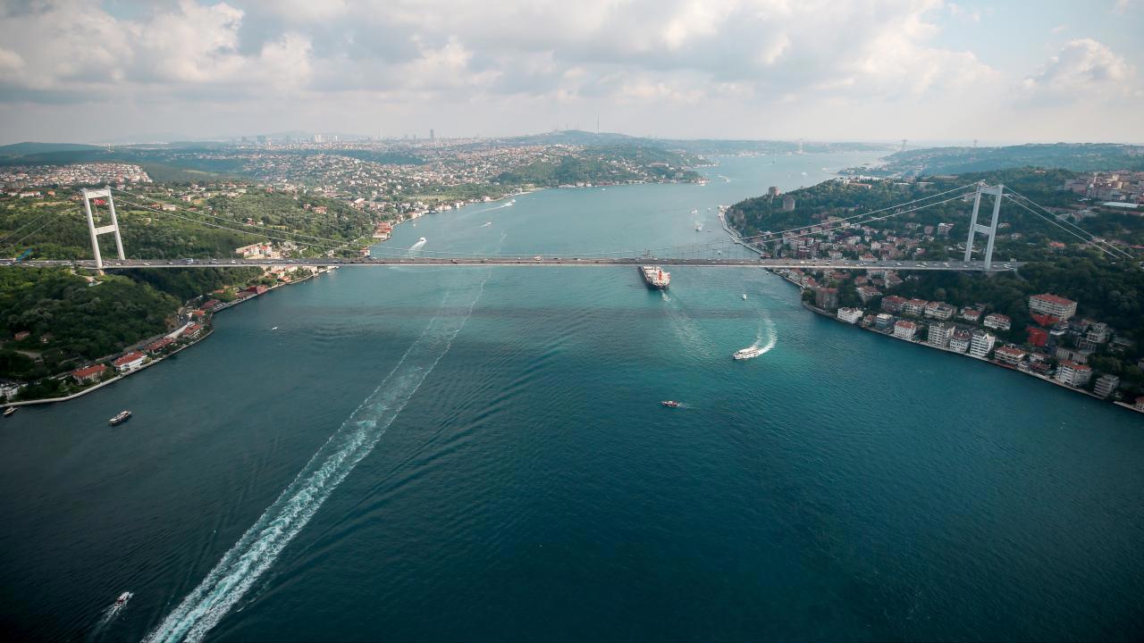 İstanbul Boğazı'nda gemi trafiği durduruldu: 2 kardeş aranıyor