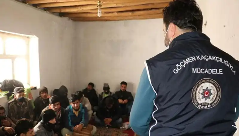 Edirne ve Kırklareli'nde Düzensiz Göçmen Yakalama Operasyonu: 17 Kişi Gözaltına Alındı