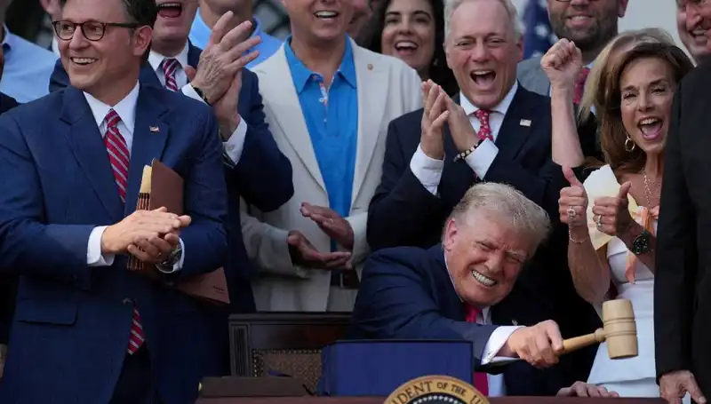 Trump’tan Şaşırtan Adım: "Büyük, Güzel Yasa Tasarısı" İmzalandı